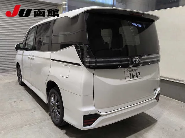 Toyota Voxy  с аукциона в Японии