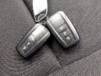 Цена авто Toyota Corolla с аукционов Японии, номер кузова ZWE211, пробег 62 000, оценка 8