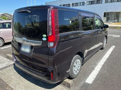 TOYOTA NOAH