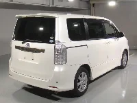 Цена авто Toyota Noah с аукционов Японии, номер кузова ZRR70W, пробег 75 000, оценка 8