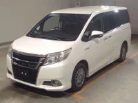 Цена авто Toyota Esquire с аукционов Японии, номер кузова ZWR80G, пробег 189 000, оценка 4