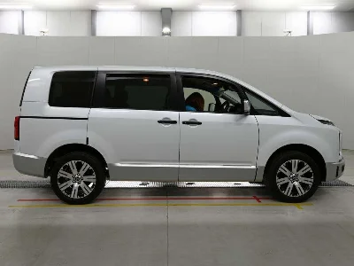 MITSUBISHI DELICA D5