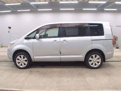 MITSUBISHI DELICA D5