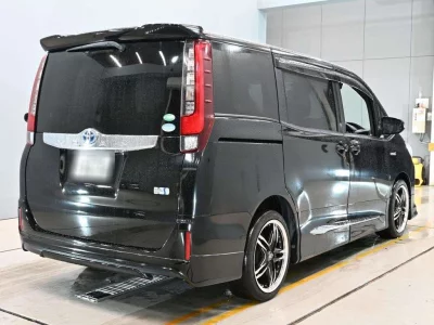 TOYOTA NOAH