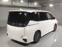 Цена авто Toyota Voxy с аукционов Японии, номер кузова ZWR90W, пробег 23 000, оценка 3