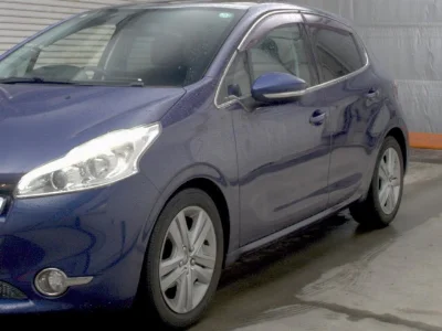 PEUGEOT 208