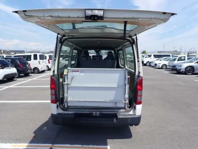 TOYOTA HIACE VAN