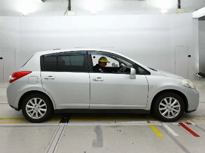 NISSAN TIIDA