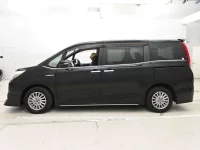 Цена авто Toyota Esquire с аукционов Японии, номер кузова ZWR80G, пробег 59 000, оценка 8