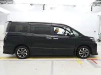 Цена авто Toyota Voxy с аукционов Японии, номер кузова ZRR80W, пробег 140 000, оценка 2