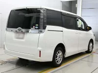 Цена авто Toyota Voxy с аукционов Японии, номер кузова ZRR85G, пробег 130 000, оценка 8