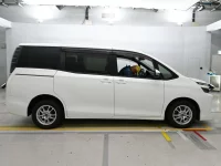 Цена авто Toyota Voxy с аукционов Японии, номер кузова ZRR85G, пробег 130 000, оценка 8