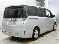 Цена авто Toyota Voxy с аукционов Японии, номер кузова ZWR80G, пробег 100 000, оценка 8
