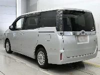 Цена авто Toyota Voxy с аукционов Японии, номер кузова ZWR80G, пробег 100 000, оценка 8
