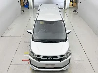 Цена авто Toyota Voxy с аукционов Японии, номер кузова ZWR80G, пробег 100 000, оценка 8