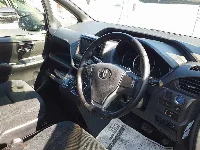 Цена авто Toyota Voxy с аукционов Японии, номер кузова ZWR80G, пробег 100 000, оценка 8
