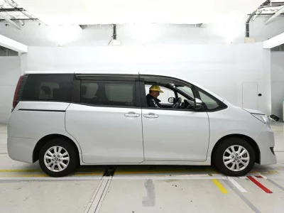 TOYOTA NOAH