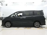 Цена авто Toyota Voxy с аукционов Японии, номер кузова ZRR80W, пробег 90 000, оценка 3
