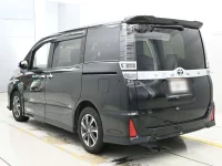 Цена авто Toyota Voxy с аукционов Японии, номер кузова ZRR80W, пробег 90 000, оценка 3