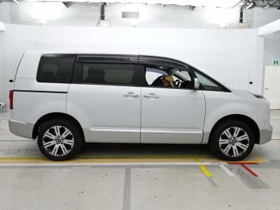 MITSUBISHI DELICA D5