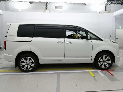 MITSUBISHI DELICA D5