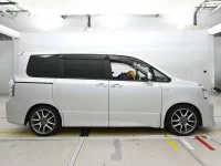 Цена авто Toyota Voxy с аукционов Японии, номер кузова ZRR70W, пробег 102 000, оценка 8