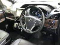 Цена авто Toyota Voxy с аукционов Японии, номер кузова ZWR80G, пробег 221 000, оценка 2