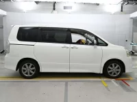 Цена авто Toyota Voxy с аукционов Японии, номер кузова ZRR70W, пробег 139 000, оценка 8