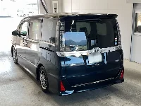 Цена авто Toyota Voxy с аукционов Японии, номер кузова ZWR80W, пробег 106 000, оценка 2