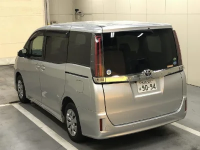 TOYOTA NOAH