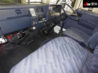 TOYOTA HIACE TRUCK