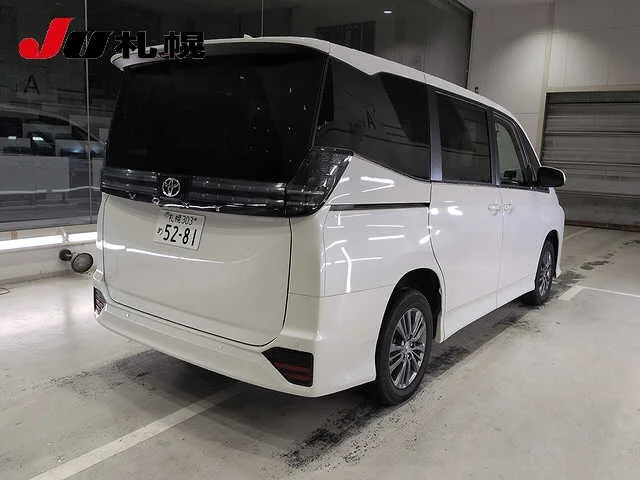 Toyota Voxy  с аукциона в Японии