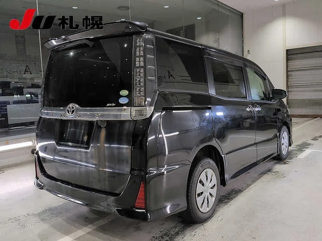 Toyota Voxy  с аукциона в Японии