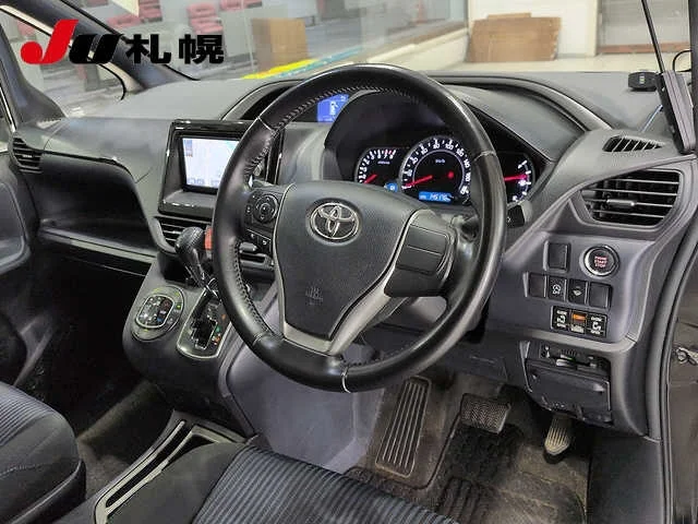 Toyota Voxy  с аукциона в Японии