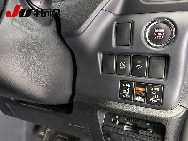 Toyota Voxy  с аукциона в Японии
