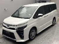 Цена авто Toyota Voxy с аукционов Японии, номер кузова ZWR80W, пробег 26 000, оценка 8