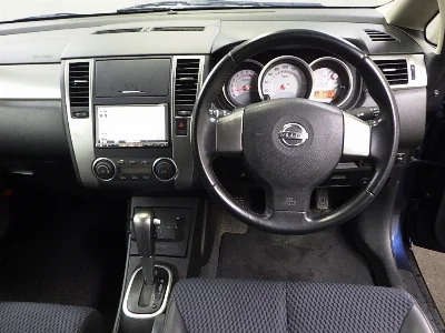 NISSAN TIIDA