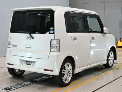 TOYOTA PIXIS SPACE