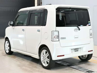 TOYOTA PIXIS SPACE