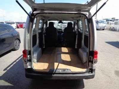 NISSAN NV200