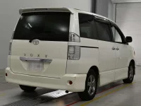 Цена авто Toyota Voxy с аукционов Японии, номер кузова AZR60G, пробег 143 000, оценка 4