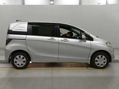 HONDA FREED SPIKE