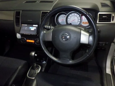 NISSAN TIIDA