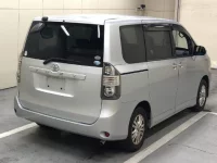 Цена авто Toyota Voxy с аукционов Японии, номер кузова ZRR70G, пробег 128 000, оценка 2