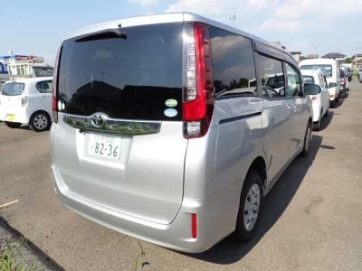TOYOTA NOAH