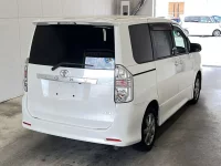 Цена авто Toyota Voxy с аукционов Японии, номер кузова ZRR70W, пробег 146 000, оценка 2