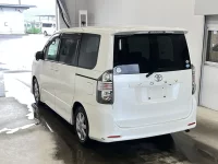 Цена авто Toyota Voxy с аукционов Японии, номер кузова ZRR70W, пробег 149 000, оценка 6
