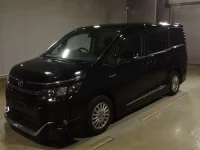 Цена авто Toyota Voxy с аукционов Японии, номер кузова ZWR80G, пробег 100 000, оценка 2