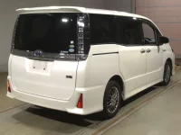 Цена авто Toyota Voxy с аукционов Японии, номер кузова ZWR80W, пробег 75 000, оценка 6