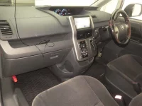 Цена авто Toyota Voxy с аукционов Японии, номер кузова ZRR70G, пробег 199 000, оценка 6